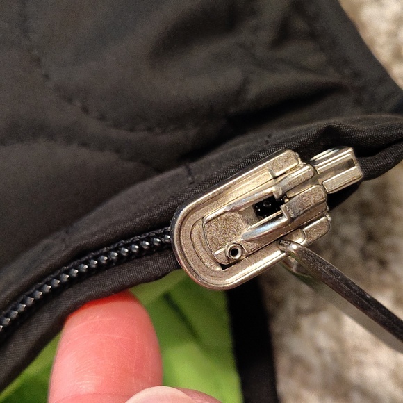 SALE!! Reversible Vibrant Green & Black Quilted Vest - Picture 10 of 12